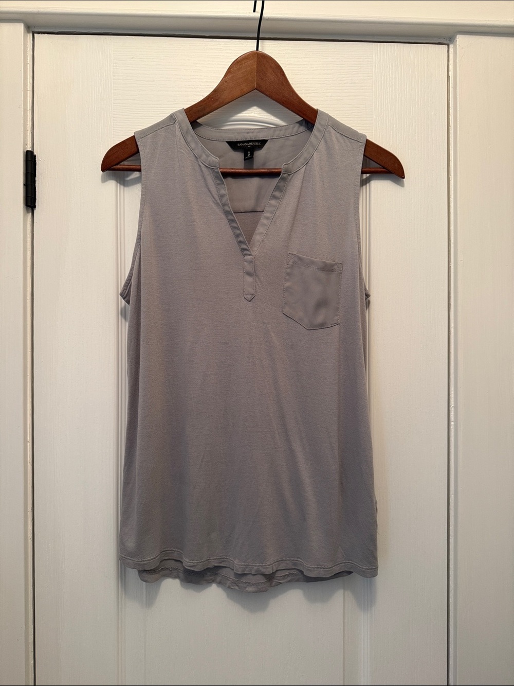 Banana Republic Sleeveless Henley Tank Top — Light Gray